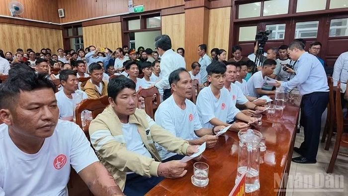 Lãnh đạo thành phố Đà Nẵng tặng quà động viên ngư dân tàu cá QNa 90859 TS. (Ảnh: Cảnh sát biển)