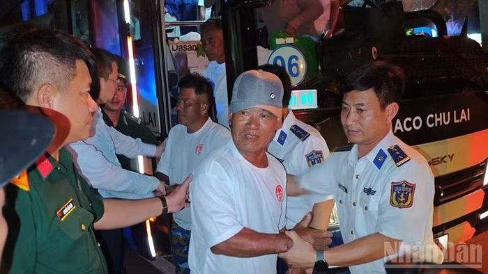 Các thuyền viên tàu cá QNa 90859 TS bị nạn trên biển được cứu hộ và an toàn trở về địa phương. (Ảnh: Cảnh sát biển)