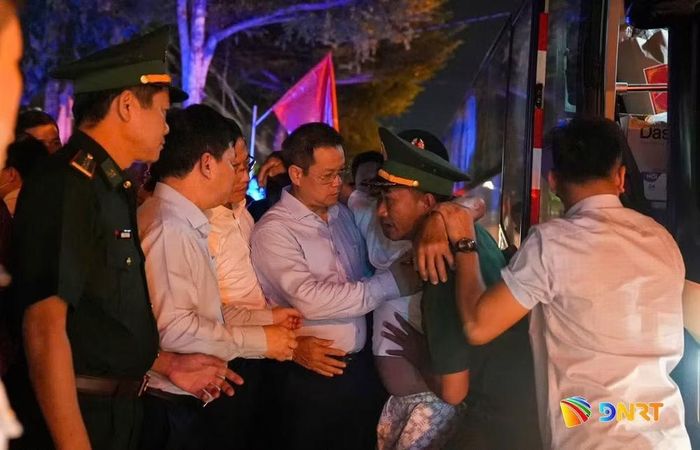 Lãnh đạo thành phố Đà Nẵng đón thuyền viên tàu cá QNa 90859 TS bị nạn trên biển được cứu hộ và an toàn trở về địa phương.