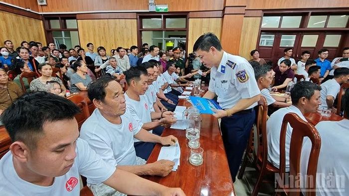Bộ tư lệnh Vùng Cảnh sát biển 2 tặng quà động viên ngư dân tàu cá QNa 90859 TS. (Ảnh: Cảnh sát biển)