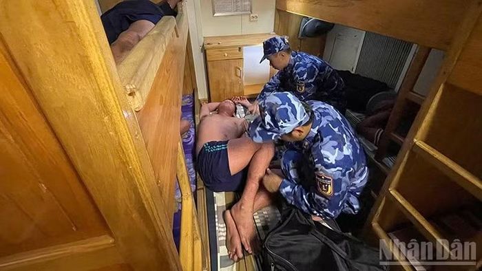 Tàu 472 chăm sóc sức khỏe ngư dân tàu cá QNa 90859 TS bị nạn trên biển. (Ảnh: Cảnh sát biển)