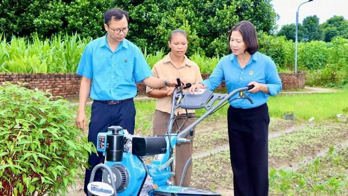Liên đoàn Lao động tỉnh Thái Nguyên trao hỗ trợ là máy xới đất cho hộ nghèo. (Ảnh: THU HUỆ)