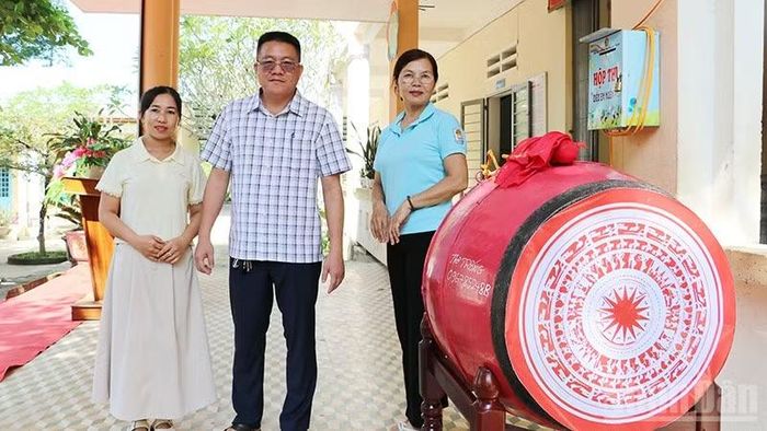 Chủ tịch xã Sơn Cẩm Hà Phạm Việt Hậu kiểm tra các điểm trường trước ngày khai giảng. (Ảnh: Anh Quân)