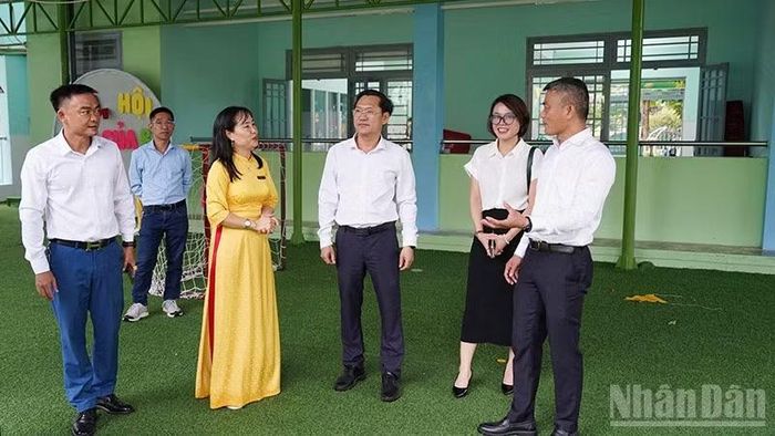 Lãnh đạo phường Hương Trà kiểm tra cơ sở vật chất Trường mầm non Tuổi Thơ. (Ảnh: Anh Quân)