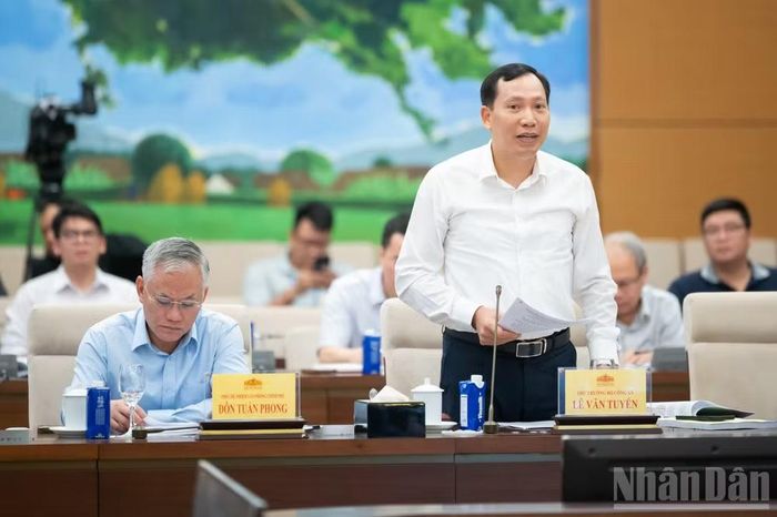 Thượng tướng Lê Văn Tuyến, Thứ trưởng Công an trình bày Tờ trình tóm tắt dự án Luật. (Ảnh: DUY LINH)
