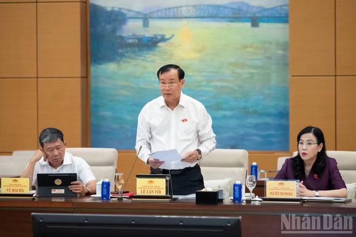 Chủ nhiệm Ủy ban Quốc phòng, An ninh và Đối ngoại Lê Tấn Tới trình bày báo cáo thẩm tra sơ bộ. (Ảnh: DUY LINH)