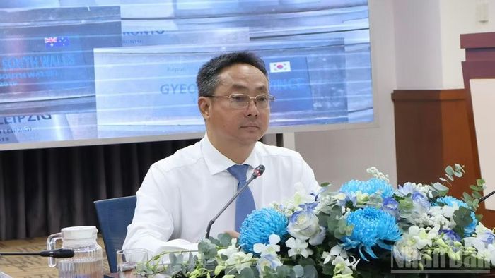 Ông Phạm Dứt Điểm, Giám đốc Sở Ngoại vụ Thành phố Hồ Chí Minh thông tin cho báo chí về Đối thoại Hữu nghị Thành phố Hồ Chí Minh lần thứ 3 năm 2026. (Ảnh: Vương Lê)