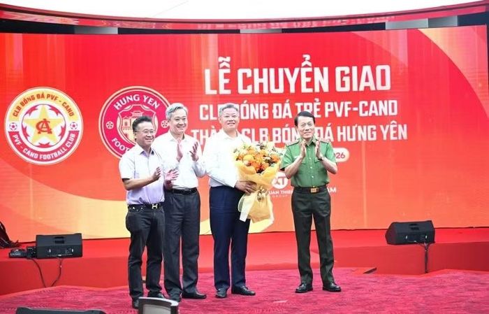 Bộ trưởng Công an Lương Tam Quang tặng hoa lãnh đạo đội Hưng Yên. (Ảnh: Minh Giang)