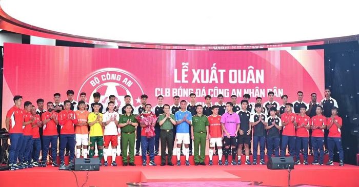 Câu lạc bộ Công an nhân dân làm lễ xuất quân mùa bóng mới. (Ảnh: Minh Giang)