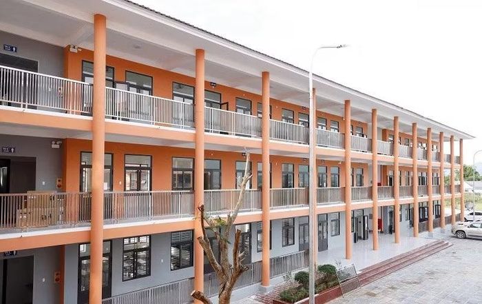 Trường phổ thông nội trú liên cấp Thanh Nưa đã hoàn thành 100% khối lượng, đáp ứng nhu cầu học tập cho hơn 1.000 học sinh con em đồng bào các dân tộc thiểu số tại xã biên giới Thanh Nưa. (Ảnh: LÊ LAN)