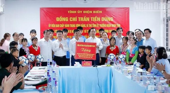 Đồng chí Trần Tiến Dũng, Ủy viên Trung ương Đảng, Bí thư Tỉnh ủy Điện Biên trao quà của đồng chí Tổng Bí thư, Chủ tịch nước Tô Lâm gửi tặng các em học sinh Trường Phổ thông nội trú liên cấp Si Pa Phìn nhân dịp khai giảng năm học 2026-2027. (Ảnh: LÊ LAN)