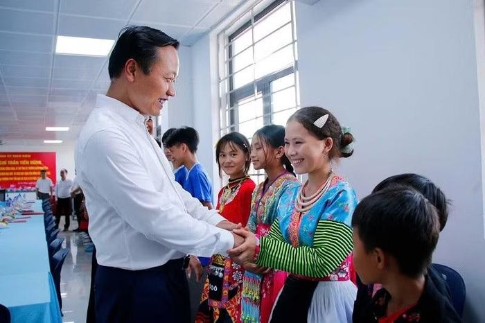 Đồng chí Trần Tiến Dũng thăm động viên học sinh Trường phổ thông nội trú liên cấp Si Pa Phìn. (Ảnh: LÊ LAN)