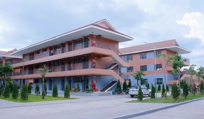 Một góc Trường phổ thông nội trú liên cấp Si Pa Phìn - ngôi trường đầu tiên được xây dựng, hoàn thành theo chủ trương xây dựng trường nội trú liên cấp cho học sinh biên giới. (Ảnh: LÊ LAN)