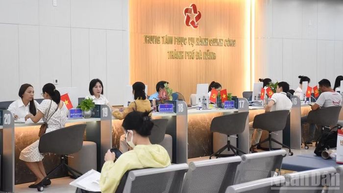 Người dân đến làm thủ tục hành chính tại Trung tâm phục vụ hành chính công thành phố Đà Nẵng sáng 4/9.