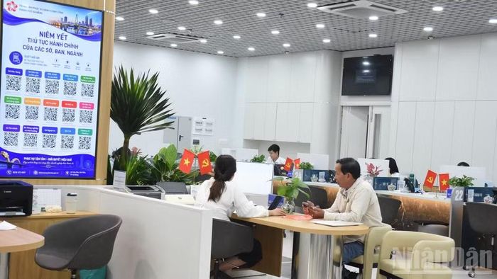 Đà Nẵng chuẩn hóa đội ngũ cán bộ, đẩy mạnh ứng dụng công nghệ thông tin nhằm phục vụ người dân hiệu quả hơn. (Ảnh chụp tại Trung tâm phục vụ hành chính công thành phố Đà Nẵng sáng 4/9)