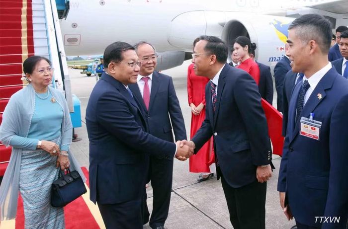 Thứ trưởng Ngoại giao Nguyễn Hoàng Long đón Tổng thống nước Cộng hòa Liên bang Myanmar Min Aung Hlaing và Phu nhân tại sân bay quốc tế Nội Bài, Hà Nội. (Ảnh: TTXVN)