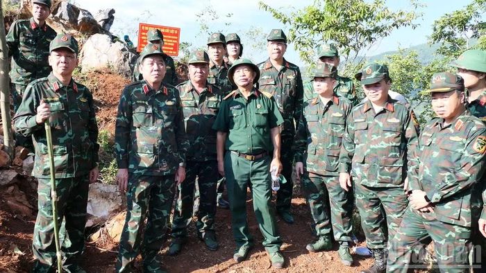 Đoàn công tác của Ban Chỉ đạo quốc gia kiểm tra công tác tìm kiếm, quy tập hài cốt liệt sĩ tại điểm cao 685, xã Thanh Thủy, tỉnh Tuyên Quang. (Ảnh: KHÁNH TOÀN)