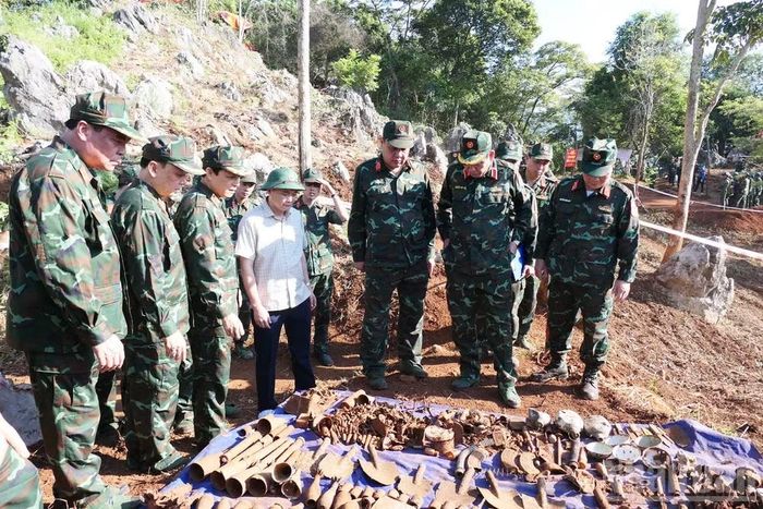Bom mìn, vật nổ và di vật các liệt sĩ tại điểm cao 685, xã Thanh Thủy. (Ảnh: KHÁNH TOÀN)