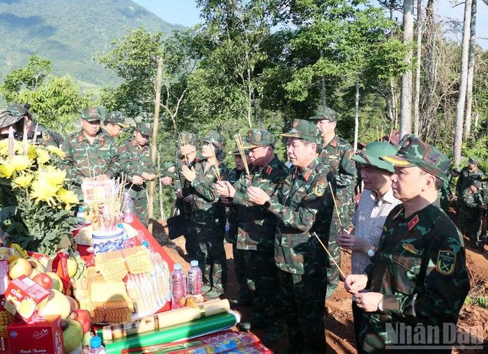 Đoàn công tác của Ban Chỉ đạo quốc gia về tìm kiếm, quy tập và xác định danh tính hài cốt liệt sĩ thắp hương tưởng nhớ các Anh hùng liệt sĩ trên điểm cao 685, xã Thanh Thủy. (Ảnh: KHÁNH TOÀN)