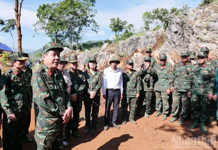 Thượng tướng Nguyễn Văn Gấu phát biểu với cán bộ, chiến sĩ và lực lượng dân quân đang thực hiện nhiệm vụ trên điểm cao 685, xã Thanh Thủy. (Ảnh: KHÁNH TOÀN)