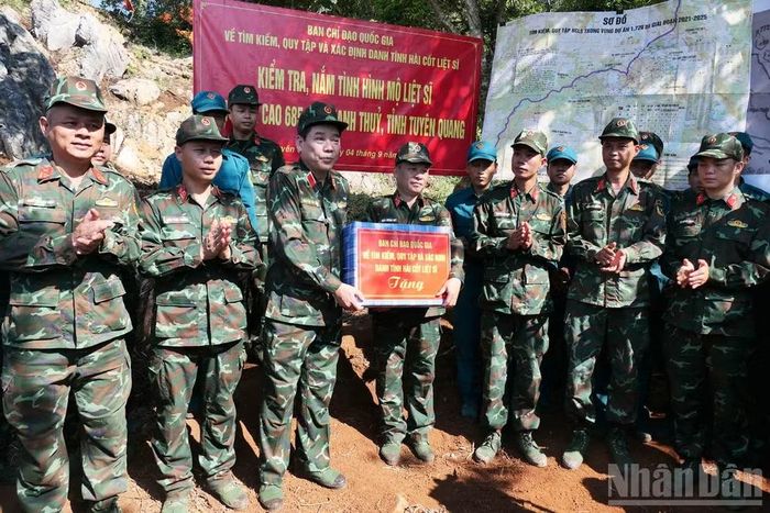 Thượng tướng Nguyễn Văn Gấu tặng quà các lực lượng đang làm nhiệm vụ tại điểm cao 685, xã Thanh Thủy. (Ảnh: KHÁNH TOÀN)