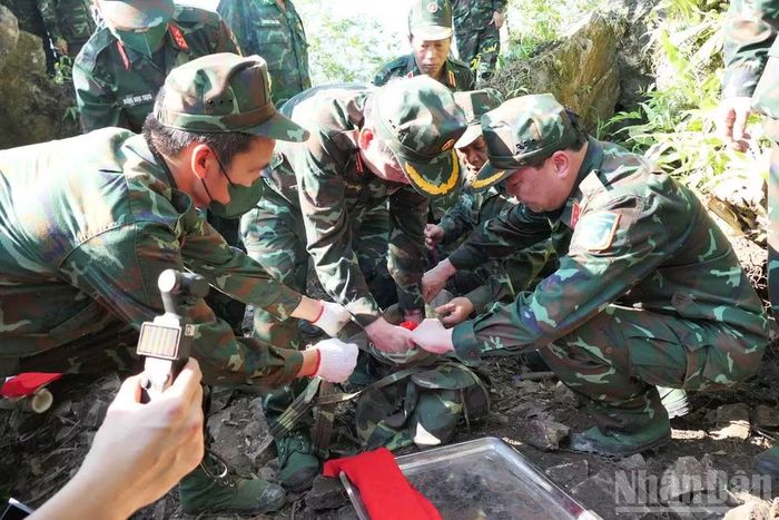 Thượng tướng Nguyễn Văn Gấu trực tiếp tham gia quy tập hài cốt liệt sĩ tại điểm cao 685, xã Thanh Thủy. (Ảnh: KHÁNH TOÀN)
