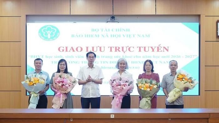 Phó Giám đốc Bảo hiểm xã hội Việt Nam Đào Việt Ánh tặng hoa khách mời, chuyên gia tham dự chương trình. (Ảnh: VSS)