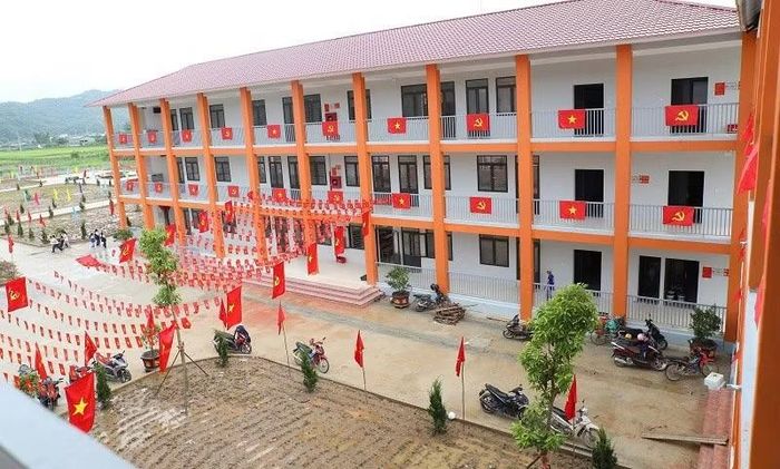 Trường phổ thông nội trú liên cấp Thanh Nưa đã hoàn thành, phục vụ học tập của hơn 1.000 học sinh trong năm học mới. (Ảnh: LÊ LAN)