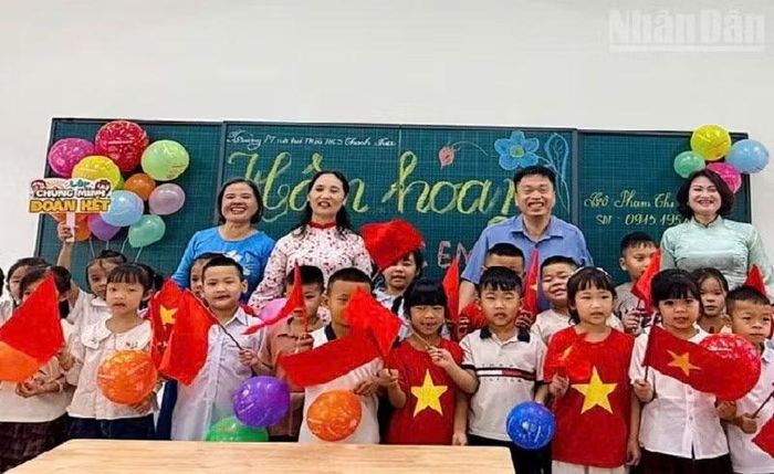 Niềm vui của thầy và trò Trường phổ thông nội trú liên cấp Thanh Nưa khi được học trong ngôi trường mới. (Ảnh: Nhân Dân)
