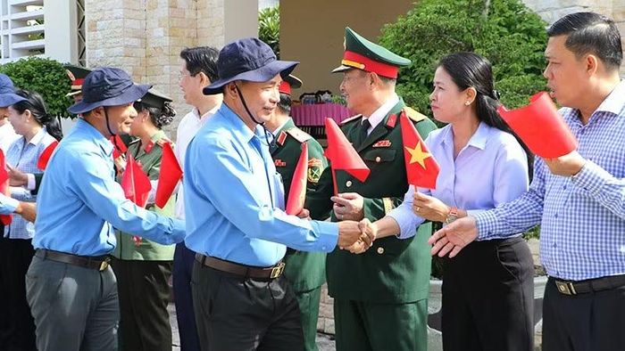 Đại biểu và bà con nhân dân tiễn Đội K91 lên đường thực hiện nhiệm vụ. (Ảnh: HỮU NGHĨA)