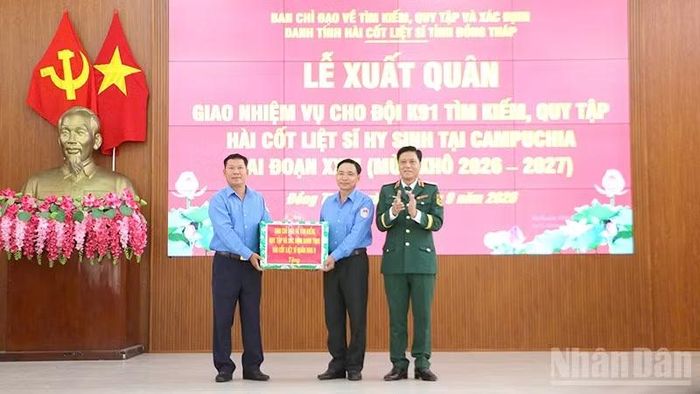 Thiếu tướng Huỳnh Văn Ngon, Phó Chính ủy Quân khu 9, Trưởng Ban Chỉ đạo về tìm kiếm, quy tập và xác định danh tính hài cốt liệt sĩ Quân khu 9 trao quà tặng Đội K91 trước khi xuất quân. (Ảnh: HỮU NGHĨA)
