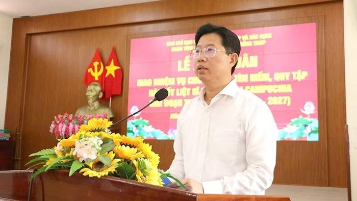 Ông Huỳnh Minh Tuấn, Phó Chủ tịch Ủy ban nhân dân tỉnh, Trưởng Ban Chỉ đạo 515 tỉnh Đồng Tháp phát biểu tại Lễ xuất quân giao nhiệm vụ cho Đội K91 tìm kiếm, quy tập hài cốt liệt sĩ hy sinh tại Campuchia giai đoạn XXVI. (Ảnh: HỮU NGHĨA)