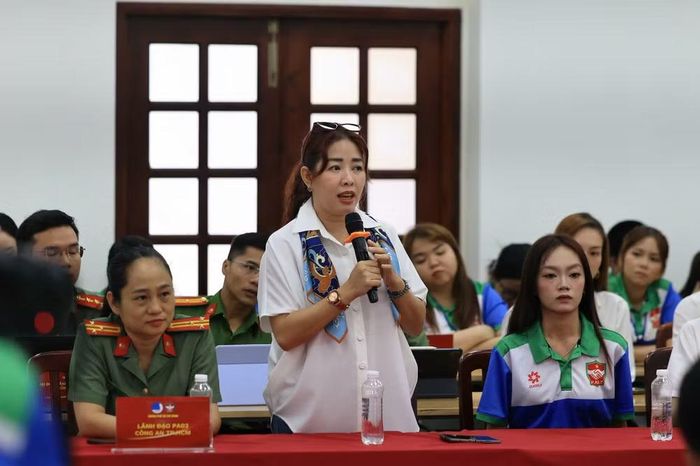 Các nghệ sĩ tham gia ý kiến tại tọa đàm về phòng, chống ma túy do Thành đoàn Thành phố Hồ Chí Minh tổ chức. (Ảnh: TRỌNG ANH)