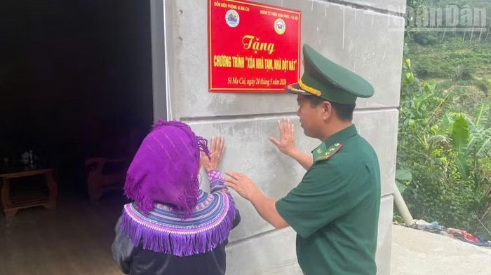 Bà Vàng Thị Mai xúc động khi về ngôi nhà mới.