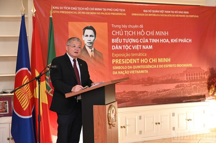 Đại sứ Nguyễn Mạnh Thắng phát biểu tại lễ khai mạc. (Ảnh: TRUNG HƯNG)