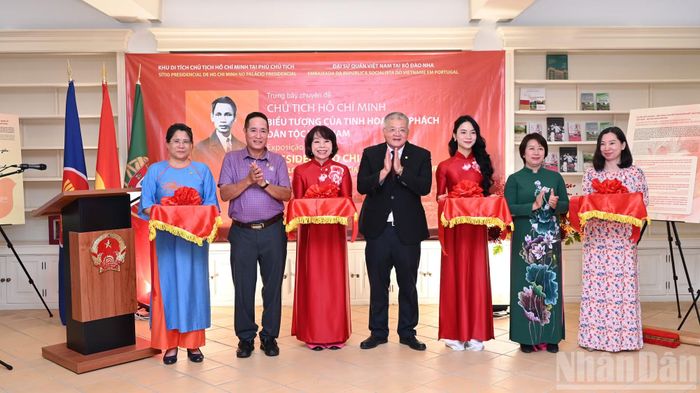 Đại sứ Nguyễn Mạnh Thắng cùng các đại biểu cắt băng khai mạc trưng bày chuyên đề “Hồ Chí Minh - Biểu tượng của tinh hoa, khí phách dân tộc Việt Nam”. (Ảnh: TRUNG HƯNG)