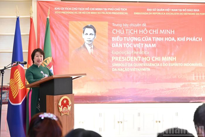 Bà Cù Thị Minh, Phó Giám đốc Khu Di tích Chủ tịch Hồ Chí Minh tại Phủ Chủ tịch phát biểu khai mạc trưng bày chuyên đề. (Ảnh: TRUNG HƯNG)