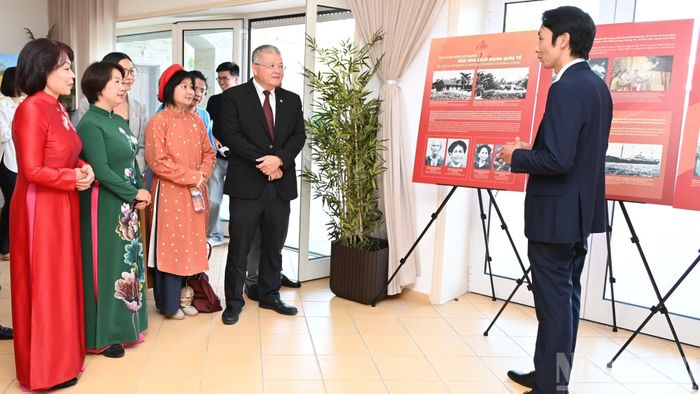 Đại sứ Nguyễn Mạnh Thắng cùng các đại biểu nghe thuyết minh về trưng bày chuyên đề “Hồ Chí Minh - Biểu tượng của tinh hoa, khí phách dân tộc Việt Nam”, tổ chức tại Đại sứ quán Việt Nam tại Cộng hòa Bồ Đào Nha. (Ảnh: KHẢI HOÀN)