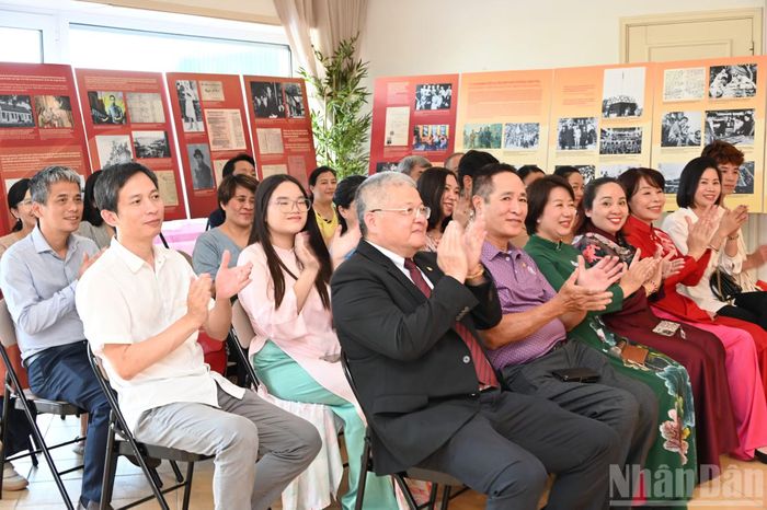Đại sứ Nguyễn Mạnh Thắng và đại diện Khu Di tích Chủ tịch Hồ Chí Minh tại Phủ Chủ tịch cùng đông đảo bà con cộng đồng người Việt Nam tại Bồ Đào Nha tham dự chương trình giới thiệu về di sản Chủ tịch Hồ Chí Minh. (Ảnh: TRUNG HƯNG)