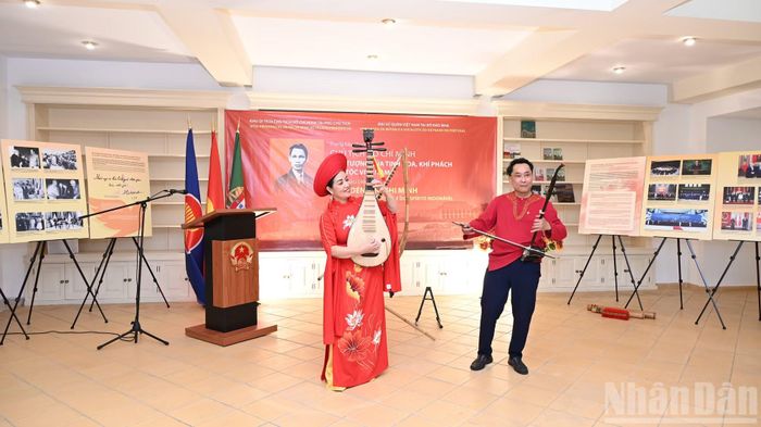 Nghệ sĩ Ưu tú-đạo diễn Tăng Thanh Sơn, Phó Giám đốc Trung tâm Văn hóa Việt Nam tại Pháp và nghệ sĩ Thanh Ngọc biểu diễn các tiết mục ngợi ca Chủ tịch Hồ Chí Minh tại lễ khai mạc chương trình. (Ảnh: KHẢI HOÀN)