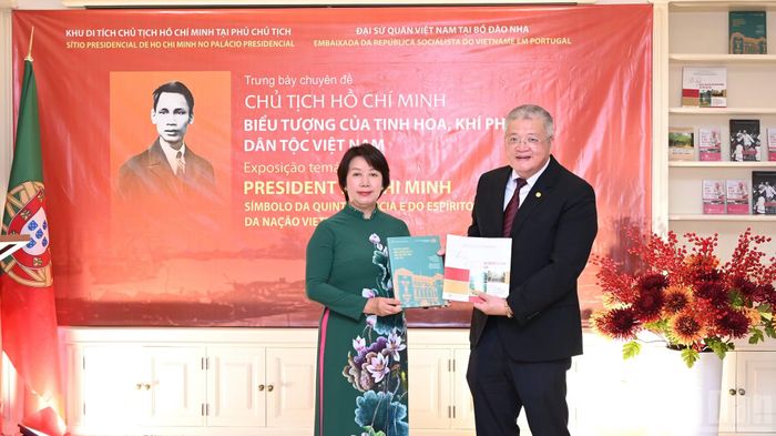 Phó Giám đốc Cù Thị Minh tặng các ấn phẩm về Chủ tịch Hồ Chí Minh cho Đại sứ quán Việt Nam tại Bồ Đào Nha. (Ảnh: KHẢI HOÀN)