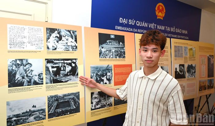 Hàn Minh Quang chia sẻ sự xúc động khi được xem những hình ảnh quý về Bác Hồ kính yêu. (Ảnh: KHẢI HOÀN)