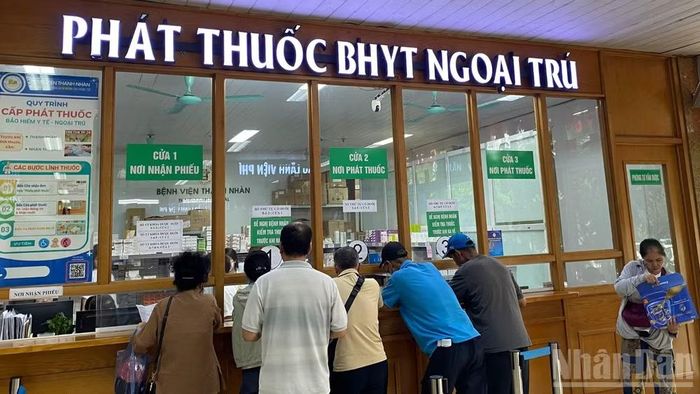 Theo quy định của pháp luật về bảo hiểm y tế, tổng mức đóng bảo hiểm y tế đối với người lao động làm việc theo hợp đồng lao động bằng 4,5% tiền lương tháng đóng bảo hiểm xã hội bắt buộc. (Ảnh minh họa: ĐỖ THOA)