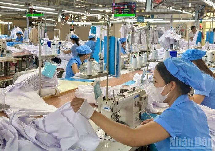 Pháp luật về bảo hiểm y tế quy định người sử dụng lao động có trách nhiệm đóng bảo hiểm y tế đầy đủ, đúng thời hạn cho người lao động. (Ảnh: ĐỖ THOA)