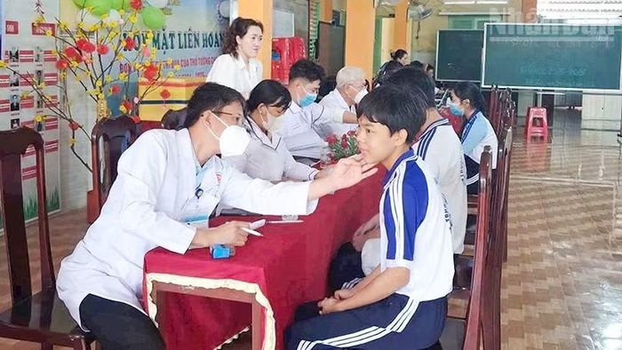 Học sinh Vĩnh Long được khám sức khỏe sàng lọc trước khi bước vào năm học mới. (Ảnh: CTV)
