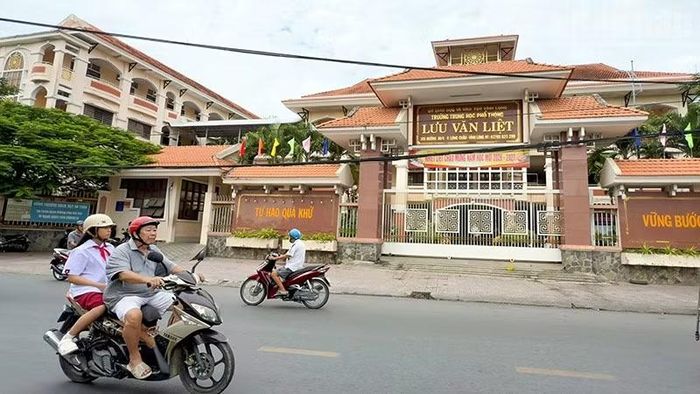 Nhiều ngôi trường ở Vĩnh Long được đầu tư cơ sở vật chất rất khang trang. (Ảnh: BÁ DŨNG)
