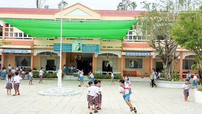 Học sinh Vĩnh Long vui chơi trước ngày khai giảng năm học mới. (Ảnh: BÁ DŨNG)