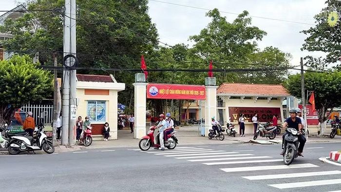 Trường trung học phổ thông Vĩnh Long nhộn nhịp vào sáng 4/9. (Ảnh: BÁ DŨNG)