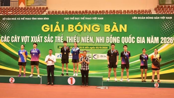 Hai tay vợt Đoàn Đức Tuấn và Phạm Hà Phương Mai (Công an nhân dân - T&T) đứng trên bục cao nhất ở lứa tuổi 18-19. (Ảnh: T&T)