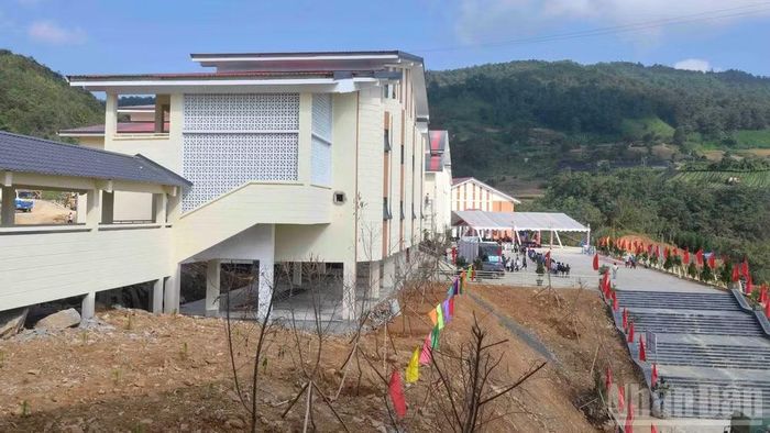 Gần 1.000 học sinh vùng cao có điều kiện học tập, sinh hoạt tốt hơn trong ngôi trường mới. (Ảnh: CÔNG HẢI)
